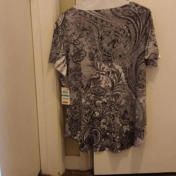 NWT Style & Co 0x women's T-shirt black, grey & white paisley swirl pattern - Picture 2 of 5